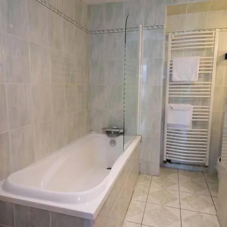 호텔 Logis Le Tadorne 3*